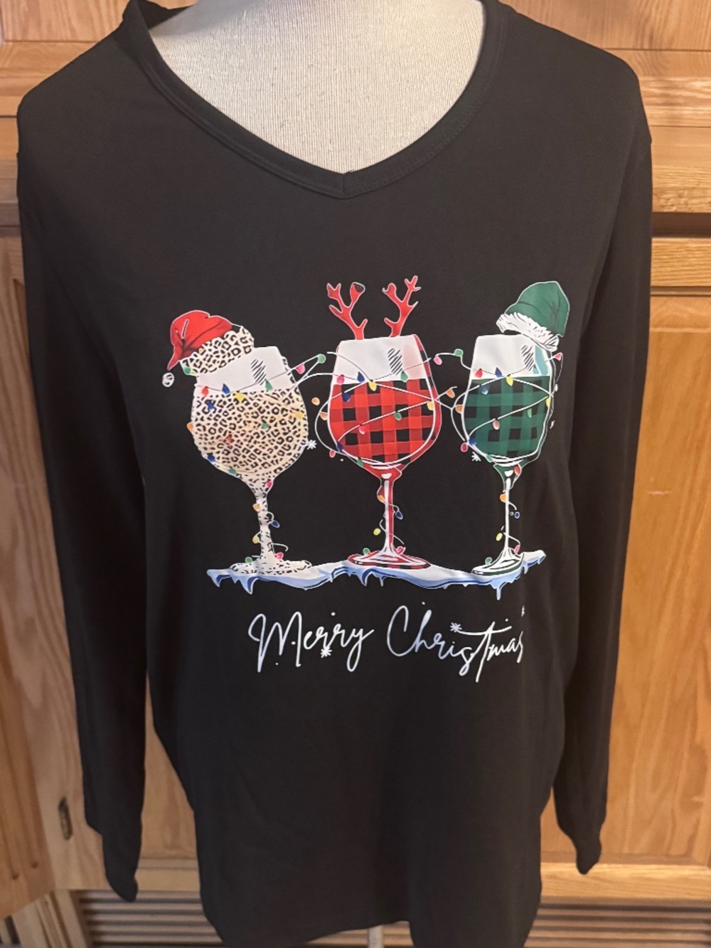 Women's Large Black Long Sleeve V-Neck Holiday Tee Wine Glasses Merry Christmas